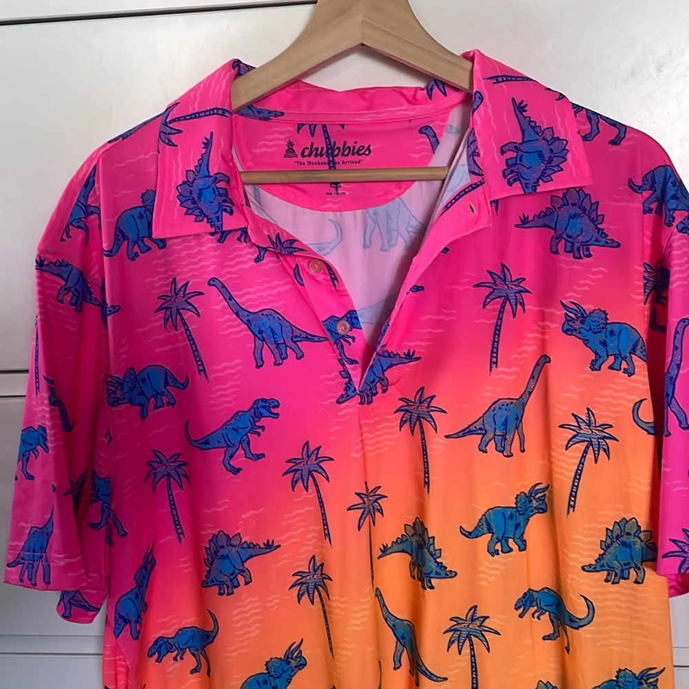 Chubbies Men's The Sunset Dino Performance Shirt Large
